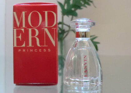 Lanvin Perfumes – Éclat d’Arpège bottle on luxury display